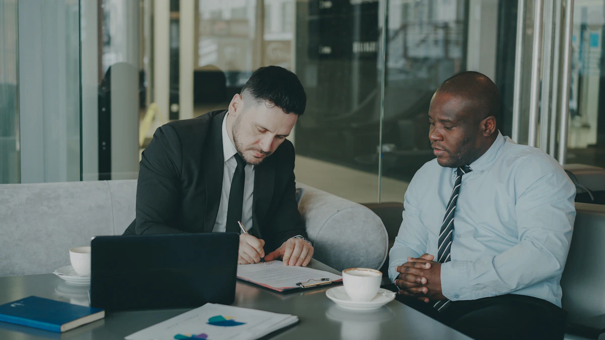 Choisir son prestataire de pentest : deux professionnels signant un contrat
